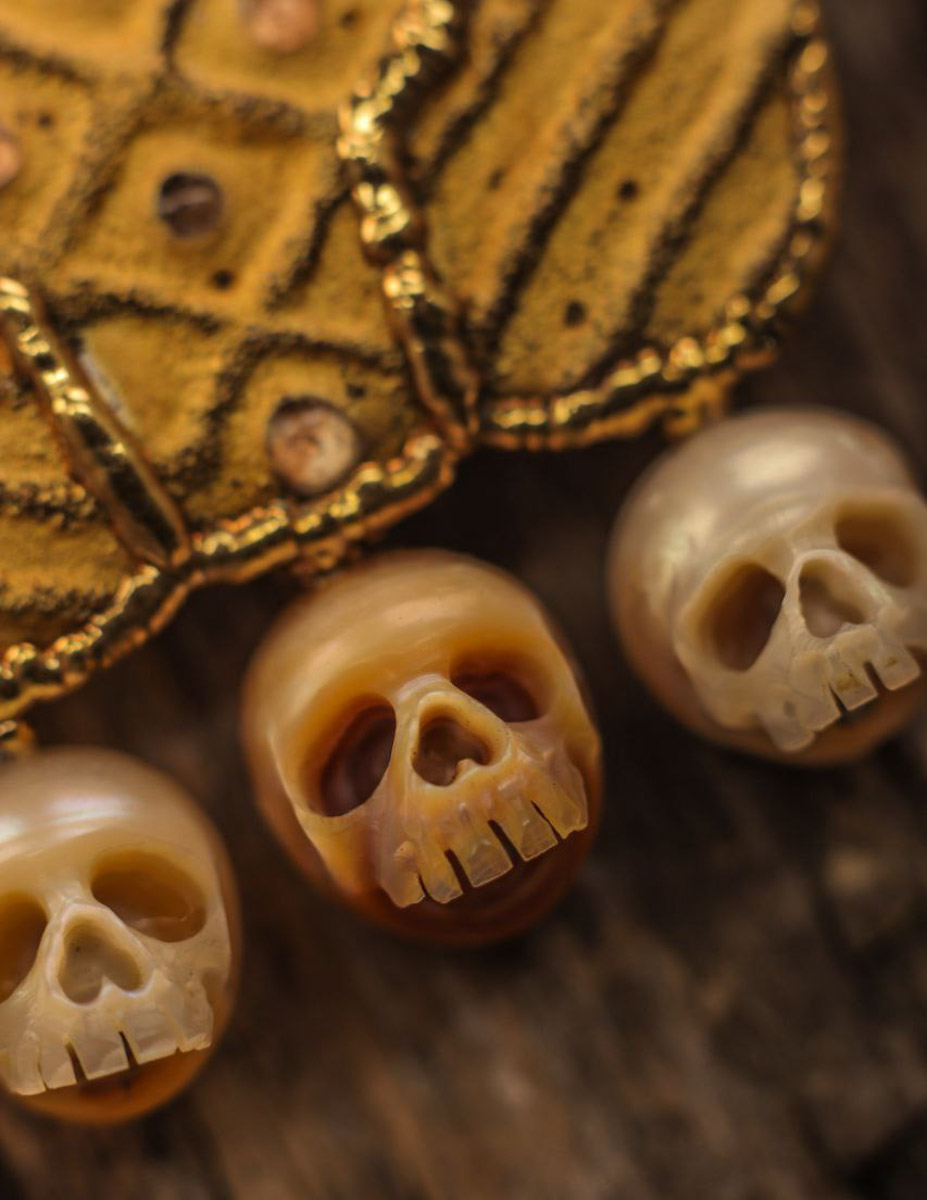 В столице завершилась пятая Московская неделя моды. Участие в одном из самых значимых событий в отечественном фешен-календаре принял художник-ювелир из Мурома. Украшения Семена Старова для презентации своей коллекции «Исток» выбрала дизайнер Маша Андрианова. Уникальные серьги-прялки, ожерелок и кольцо-лунник покорили большой подиум.