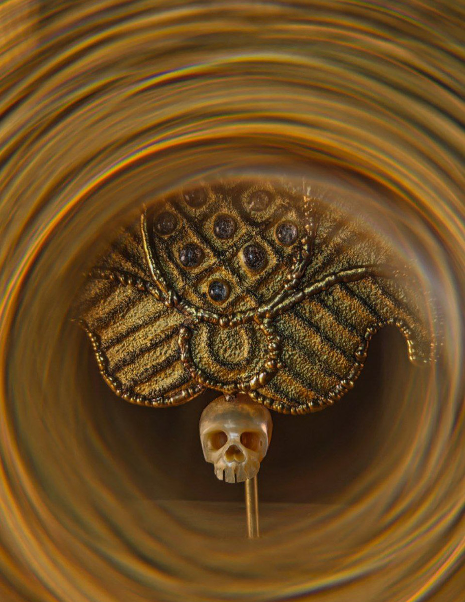 В столице завершилась пятая Московская неделя моды. Участие в одном из самых значимых событий в отечественном фешен-календаре принял художник-ювелир из Мурома. Украшения Семена Старова для презентации своей коллекции «Исток» выбрала дизайнер Маша Андрианова. Уникальные серьги-прялки, ожерелок и кольцо-лунник покорили большой подиум.