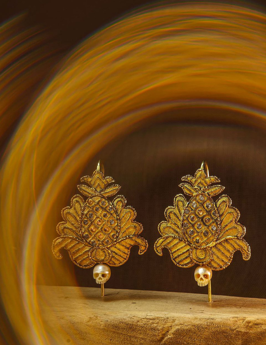 В столице завершилась пятая Московская неделя моды. Участие в одном из самых значимых событий в отечественном фешен-календаре принял художник-ювелир из Мурома. Украшения Семена Старова для презентации своей коллекции «Исток» выбрала дизайнер Маша Андрианова. Уникальные серьги-прялки, ожерелок и кольцо-лунник покорили большой подиум.