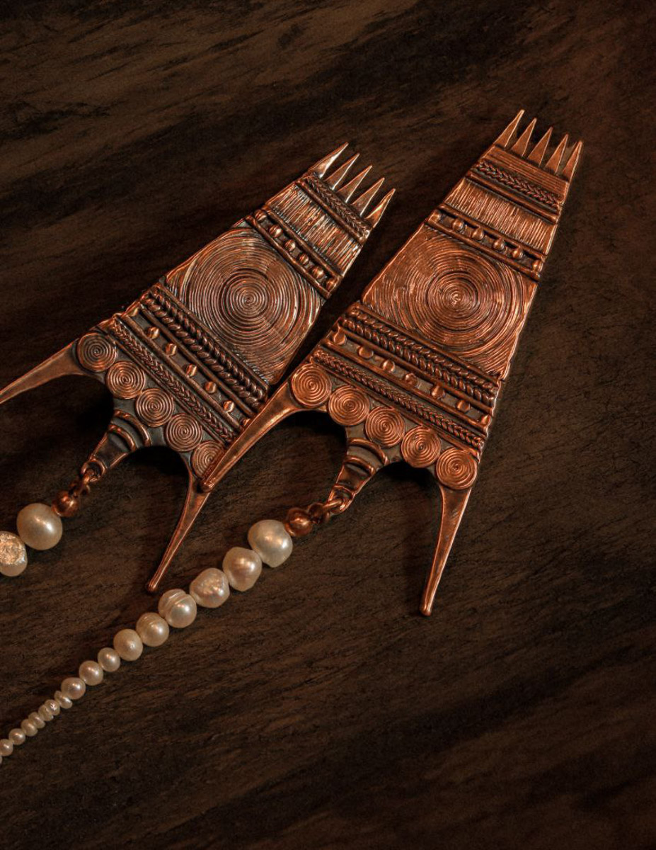 В столице завершилась пятая Московская неделя моды. Участие в одном из самых значимых событий в отечественном фешен-календаре принял художник-ювелир из Мурома. Украшения Семена Старова для презентации своей коллекции «Исток» выбрала дизайнер Маша Андрианова. Уникальные серьги-прялки, ожерелок и кольцо-лунник покорили большой подиум.