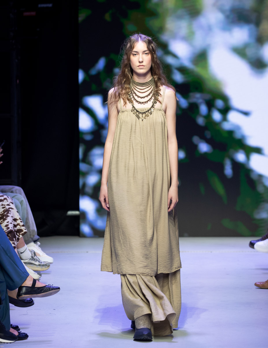 В столице завершилась пятая Московская неделя моды. Участие в одном из самых значимых событий в отечественном фешен-календаре принял художник-ювелир из Мурома. Украшения Семена Старова для презентации своей коллекции «Исток» выбрала дизайнер Маша Андрианова. Уникальные серьги-прялки, ожерелок и кольцо-лунник покорили большой подиум.