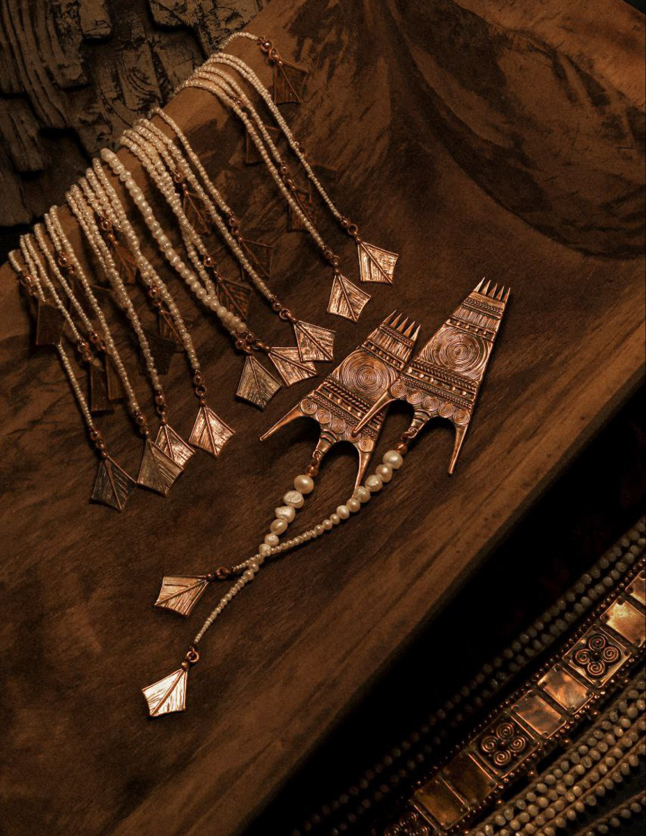 В столице завершилась пятая Московская неделя моды. Участие в одном из самых значимых событий в отечественном фешен-календаре принял художник-ювелир из Мурома. Украшения Семена Старова для презентации своей коллекции «Исток» выбрала дизайнер Маша Андрианова. Уникальные серьги-прялки, ожерелок и кольцо-лунник покорили большой подиум.