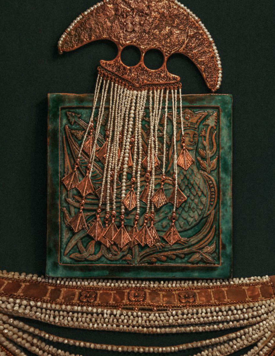 В столице завершилась пятая Московская неделя моды. Участие в одном из самых значимых событий в отечественном фешен-календаре принял художник-ювелир из Мурома. Украшения Семена Старова для презентации своей коллекции «Исток» выбрала дизайнер Маша Андрианова. Уникальные серьги-прялки, ожерелок и кольцо-лунник покорили большой подиум.