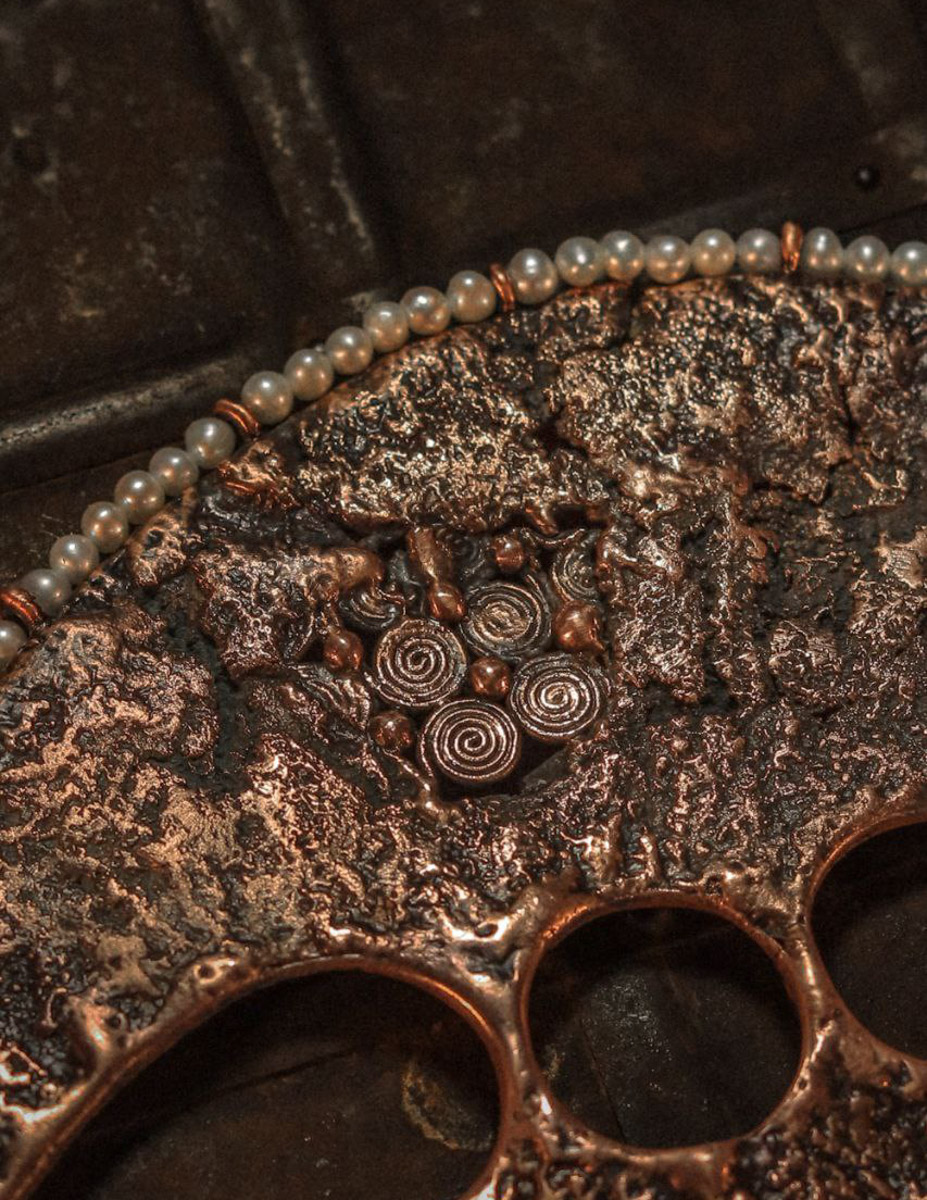 В столице завершилась пятая Московская неделя моды. Участие в одном из самых значимых событий в отечественном фешен-календаре принял художник-ювелир из Мурома. Украшения Семена Старова для презентации своей коллекции «Исток» выбрала дизайнер Маша Андрианова. Уникальные серьги-прялки, ожерелок и кольцо-лунник покорили большой подиум.