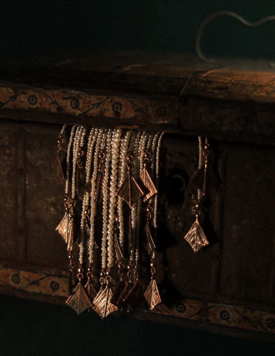 В столице завершилась пятая Московская неделя моды. Участие в одном из самых значимых событий в отечественном фешен-календаре принял художник-ювелир из Мурома. Украшения Семена Старова для презентации своей коллекции «Исток» выбрала дизайнер Маша Андрианова. Уникальные серьги-прялки, ожерелок и кольцо-лунник покорили большой подиум.