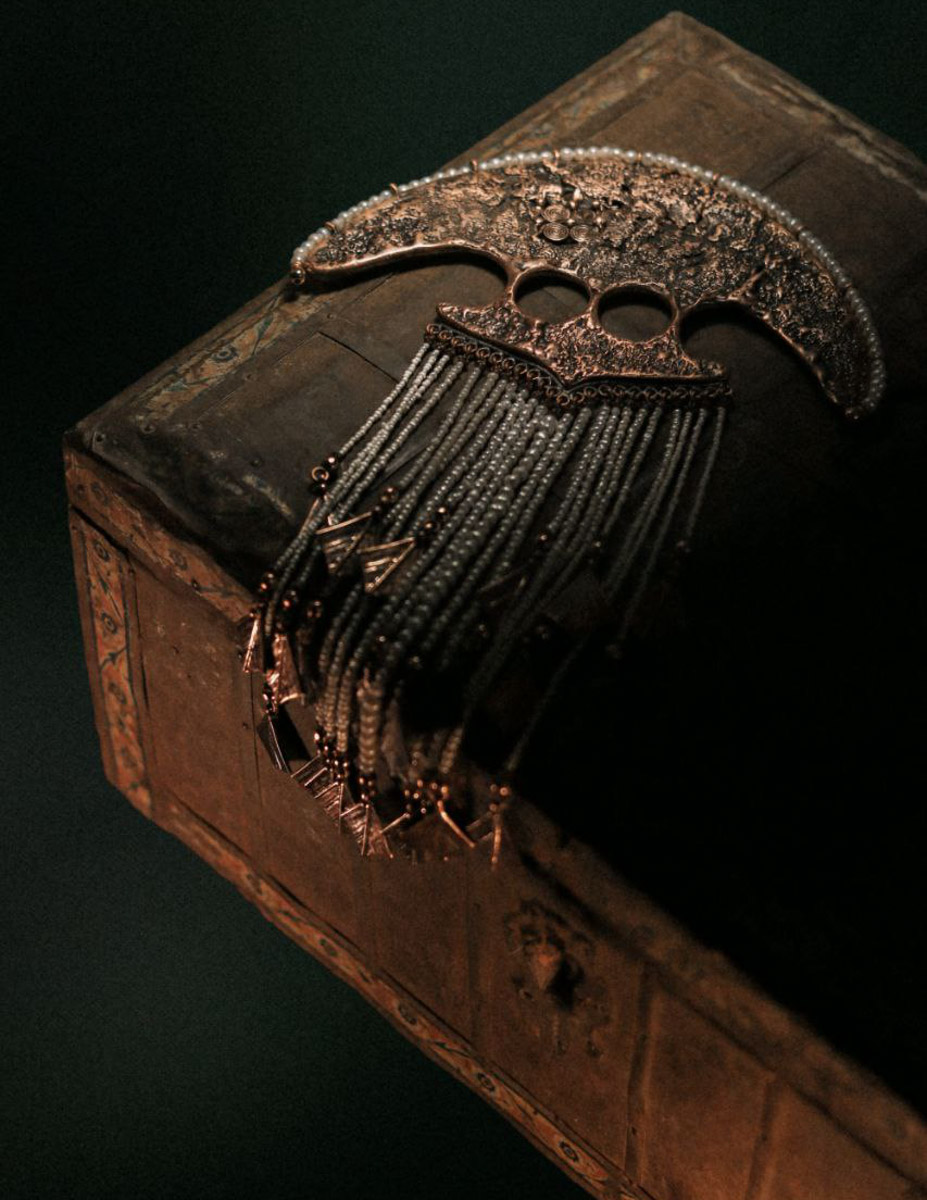 В столице завершилась пятая Московская неделя моды. Участие в одном из самых значимых событий в отечественном фешен-календаре принял художник-ювелир из Мурома. Украшения Семена Старова для презентации своей коллекции «Исток» выбрала дизайнер Маша Андрианова. Уникальные серьги-прялки, ожерелок и кольцо-лунник покорили большой подиум.