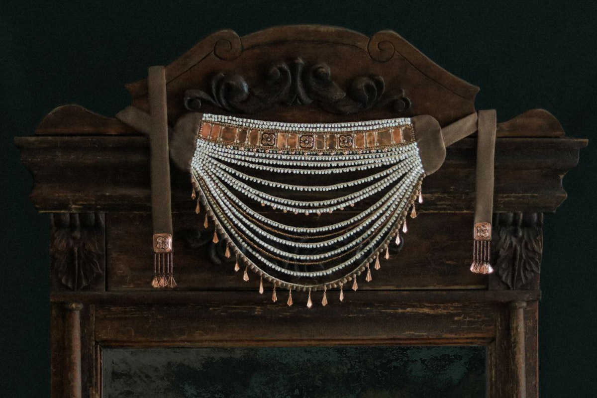 В столице завершилась пятая Московская неделя моды. Участие в одном из самых значимых событий в отечественном фешен-календаре принял художник-ювелир из Мурома. Украшения Семена Старова для презентации своей коллекции «Исток» выбрала дизайнер Маша Андрианова. Уникальные серьги-прялки, ожерелок и кольцо-лунник покорили большой подиум.