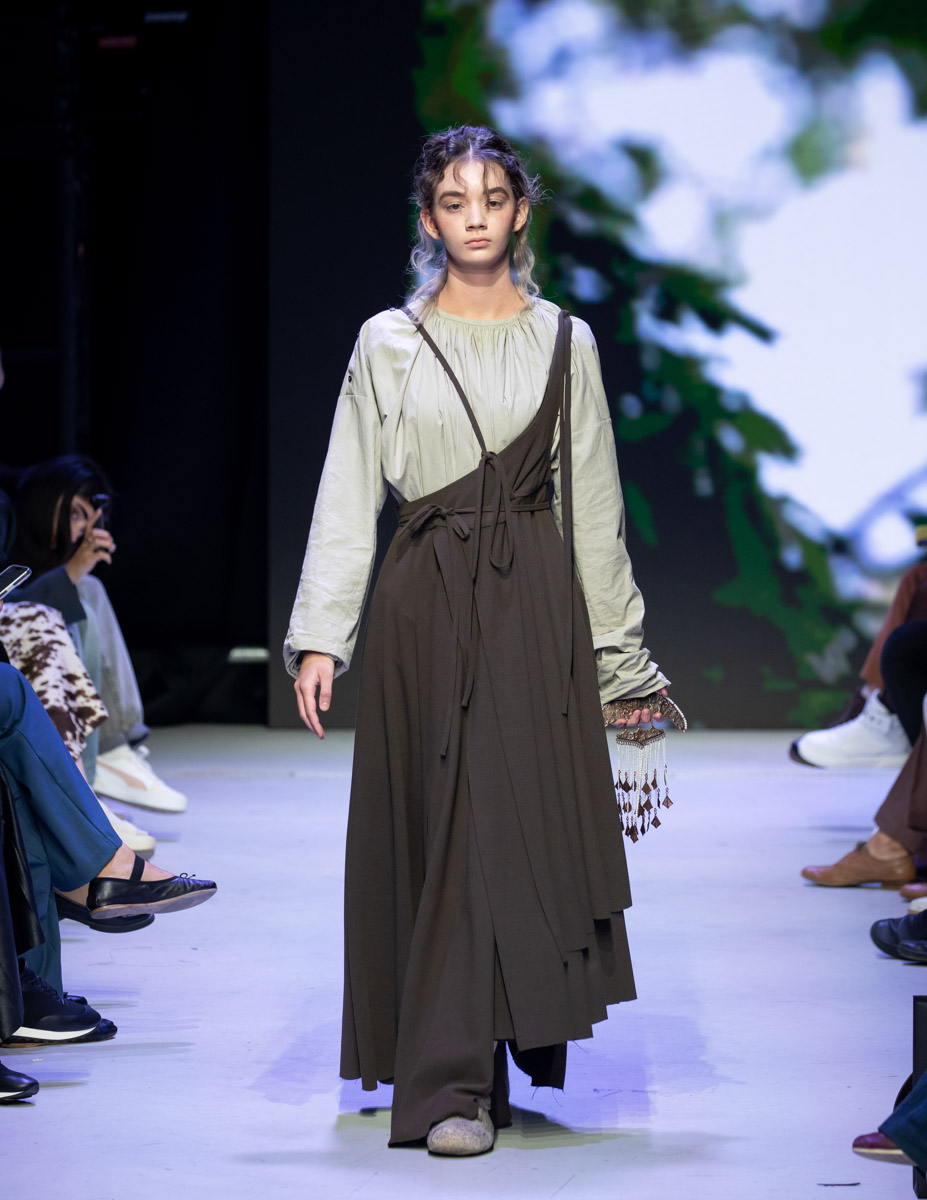 В столице завершилась пятая Московская неделя моды. Участие в одном из самых значимых событий в отечественном фешен-календаре принял художник-ювелир из Мурома. Украшения Семена Старова для презентации своей коллекции «Исток» выбрала дизайнер Маша Андрианова. Уникальные серьги-прялки, ожерелок и кольцо-лунник покорили большой подиум.