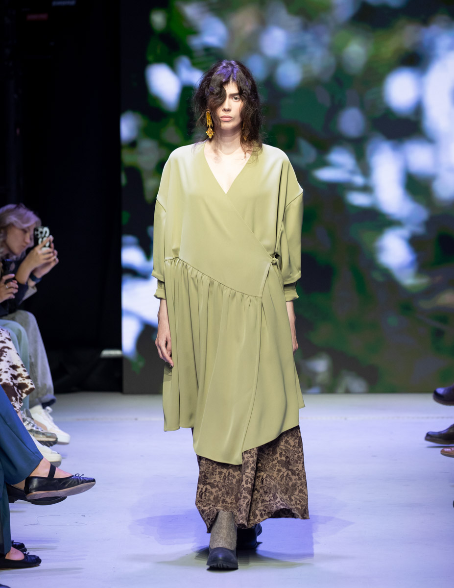 В столице завершилась пятая Московская неделя моды. Участие в одном из самых значимых событий в отечественном фешен-календаре принял художник-ювелир из Мурома. Украшения Семена Старова для презентации своей коллекции «Исток» выбрала дизайнер Маша Андрианова. Уникальные серьги-прялки, ожерелок и кольцо-лунник покорили большой подиум.