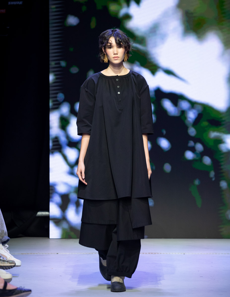 В столице завершилась пятая Московская неделя моды. Участие в одном из самых значимых событий в отечественном фешен-календаре принял художник-ювелир из Мурома. Украшения Семена Старова для презентации своей коллекции «Исток» выбрала дизайнер Маша Андрианова. Уникальные серьги-прялки, ожерелок и кольцо-лунник покорили большой подиум.