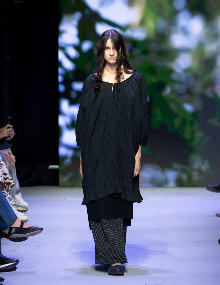 В столице завершилась пятая Московская неделя моды. Участие в одном из самых значимых событий в отечественном фешен-календаре принял художник-ювелир из Мурома. Украшения Семена Старова для презентации своей коллекции «Исток» выбрала дизайнер Маша Андрианова. Уникальные серьги-прялки, ожерелок и кольцо-лунник покорили большой подиум.