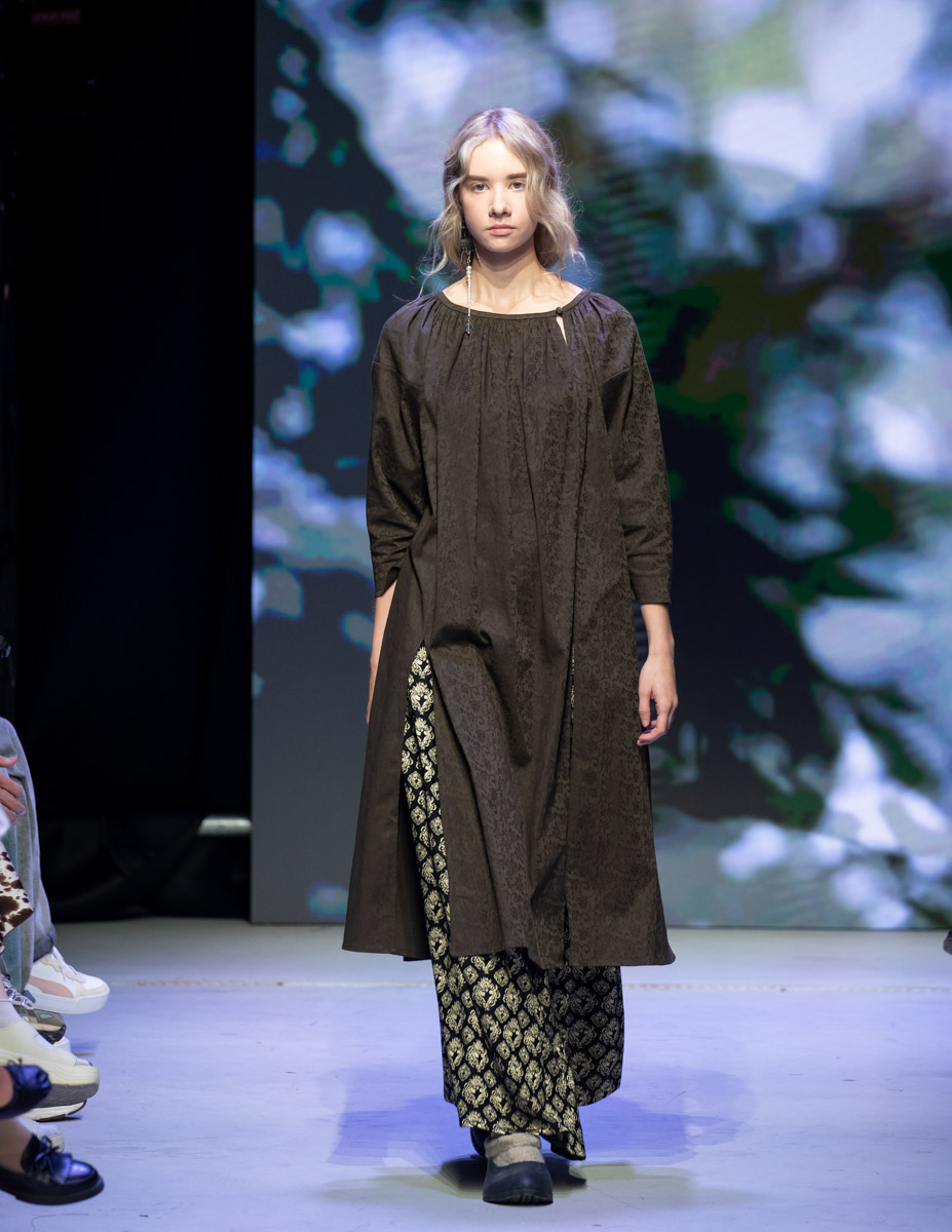 В столице завершилась пятая Московская неделя моды. Участие в одном из самых значимых событий в отечественном фешен-календаре принял художник-ювелир из Мурома. Украшения Семена Старова для презентации своей коллекции «Исток» выбрала дизайнер Маша Андрианова. Уникальные серьги-прялки, ожерелок и кольцо-лунник покорили большой подиум.