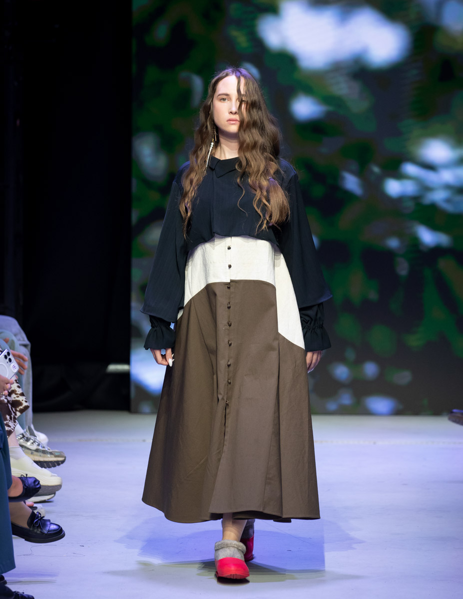 В столице завершилась пятая Московская неделя моды. Участие в одном из самых значимых событий в отечественном фешен-календаре принял художник-ювелир из Мурома. Украшения Семена Старова для презентации своей коллекции «Исток» выбрала дизайнер Маша Андрианова. Уникальные серьги-прялки, ожерелок и кольцо-лунник покорили большой подиум.