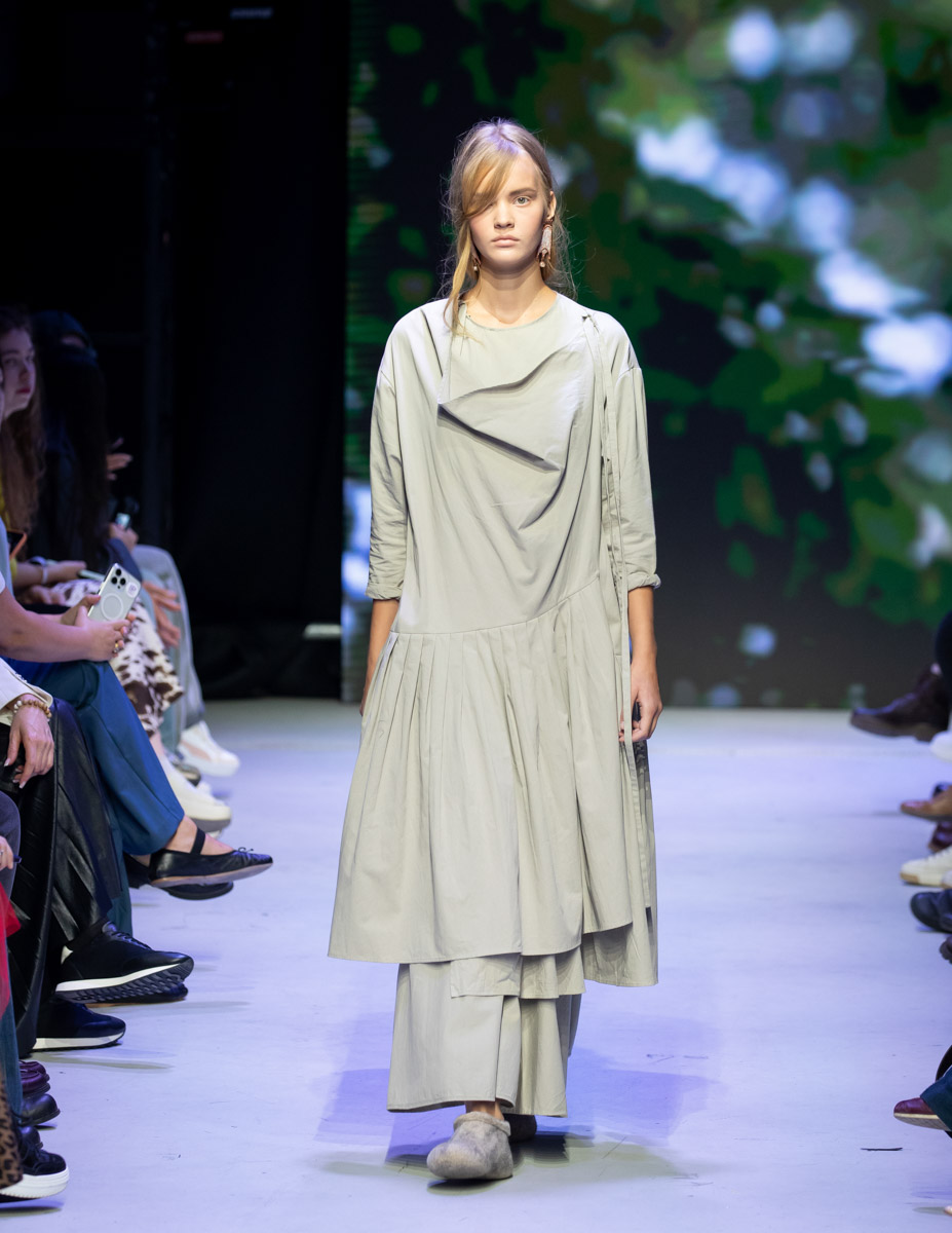 В столице завершилась пятая Московская неделя моды. Участие в одном из самых значимых событий в отечественном фешен-календаре принял художник-ювелир из Мурома. Украшения Семена Старова для презентации своей коллекции «Исток» выбрала дизайнер Маша Андрианова. Уникальные серьги-прялки, ожерелок и кольцо-лунник покорили большой подиум.