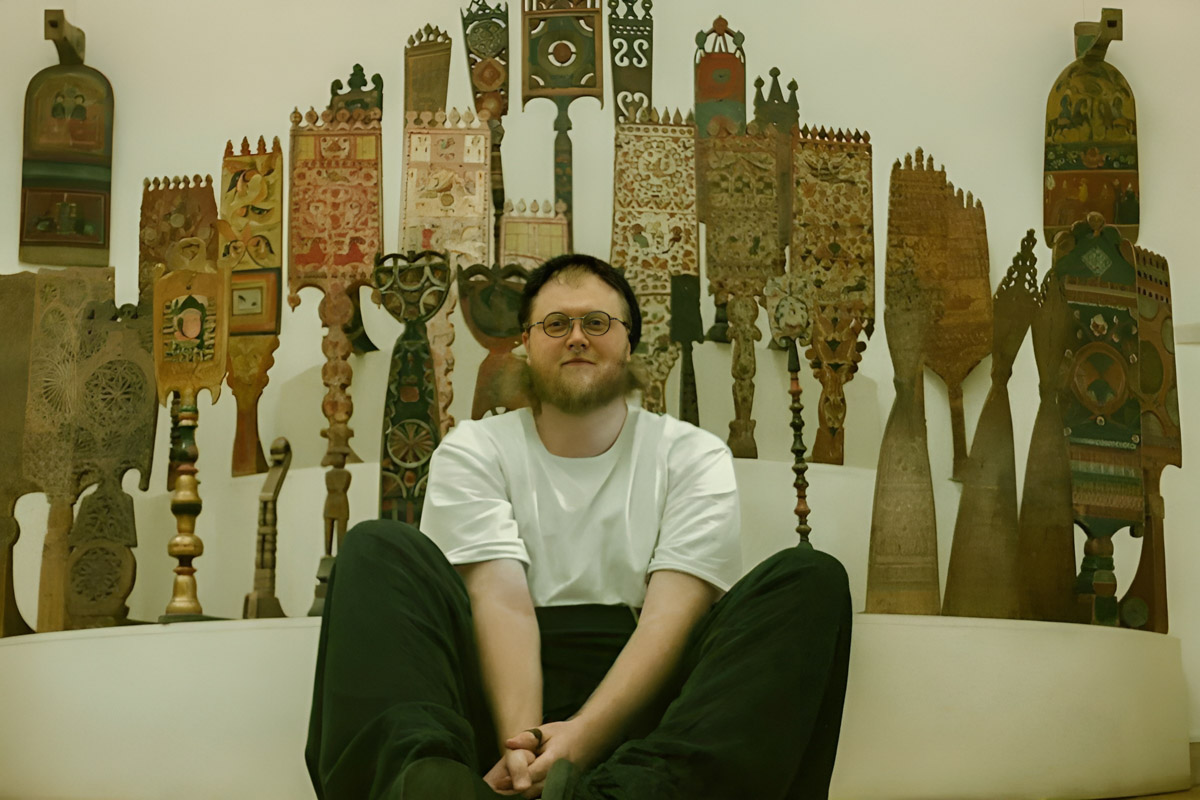 В столице завершилась пятая Московская неделя моды. Участие в одном из самых значимых событий в отечественном фешен-календаре принял художник-ювелир из Мурома. Украшения Семена Старова для презентации своей коллекции «Исток» выбрала дизайнер Маша Андрианова. Уникальные серьги-прялки, ожерелок и кольцо-лунник покорили большой подиум.