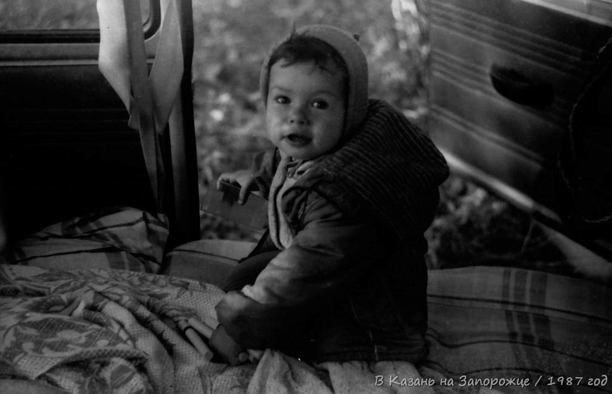 Артем Зинин коллекционирует советские запорожцы разных лет выпуска. Сейчас у него четыре легендарных автомобиля. Как минимум два из них он постоянно эксплуатирует. Длина пути не смущает: на малолитражках владимирец путешествовал в Крым, а в этом году доехал до Минска. И везде его машины с ревущим мотором в центре внимания.