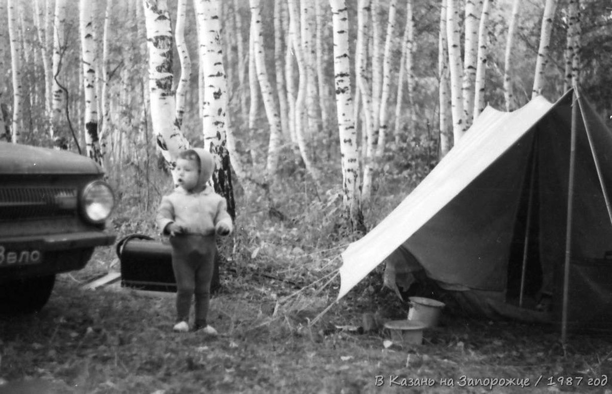 Артем Зинин коллекционирует советские запорожцы разных лет выпуска. Сейчас у него четыре легендарных автомобиля. Как минимум два из них он постоянно эксплуатирует. Длина пути не смущает: на малолитражках владимирец путешествовал в Крым, а в этом году доехал до Минска. И везде его машины с ревущим мотором в центре внимания.