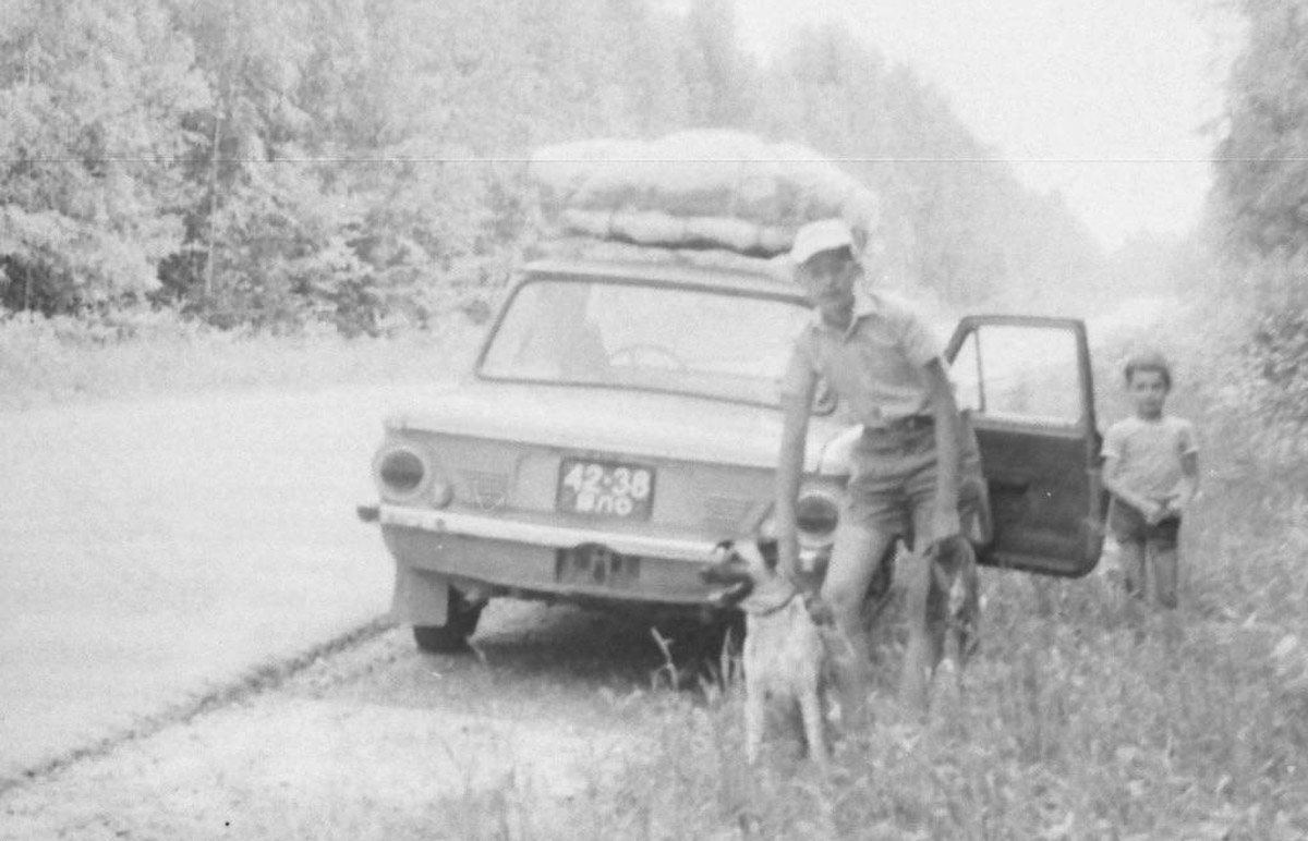 Артем Зинин коллекционирует советские запорожцы разных лет выпуска. Сейчас у него четыре легендарных автомобиля. Как минимум два из них он постоянно эксплуатирует. Длина пути не смущает: на малолитражках владимирец путешествовал в Крым, а в этом году доехал до Минска. И везде его машины с ревущим мотором в центре внимания.