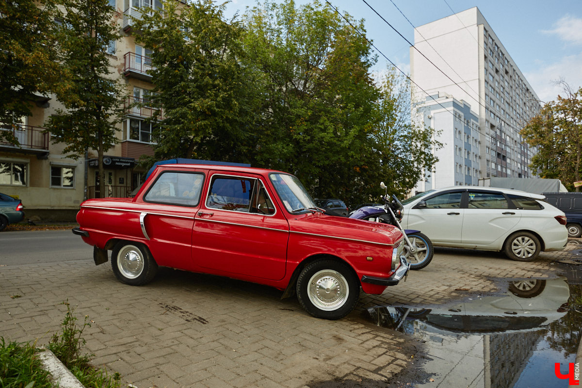 Артем Зинин коллекционирует советские запорожцы разных лет выпуска. Сейчас у него четыре легендарных автомобиля. Как минимум два из них он постоянно эксплуатирует. Длина пути не смущает: на малолитражках владимирец путешествовал в Крым, а в этом году доехал до Минска. И везде его машины с ревущим мотором в центре внимания.