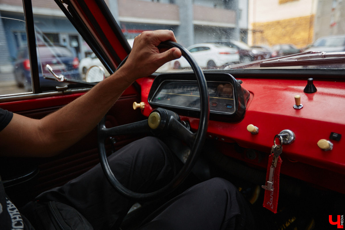 Артем Зинин коллекционирует советские запорожцы разных лет выпуска. Сейчас у него четыре легендарных автомобиля. Как минимум два из них он постоянно эксплуатирует. Длина пути не смущает: на малолитражках владимирец путешествовал в Крым, а в этом году доехал до Минска. И везде его машины с ревущим мотором в центре внимания.