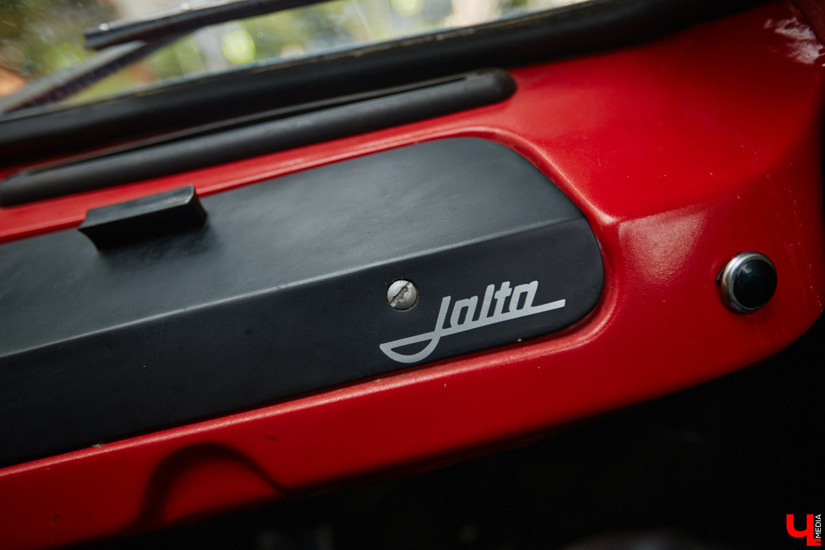 Артем Зинин коллекционирует советские запорожцы разных лет выпуска. Сейчас у него четыре легендарных автомобиля. Как минимум два из них он постоянно эксплуатирует. Длина пути не смущает: на малолитражках владимирец путешествовал в Крым, а в этом году доехал до Минска. И везде его машины с ревущим мотором в центре внимания.