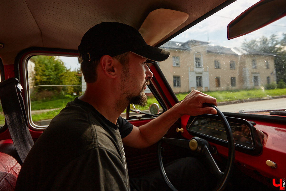 Артем Зинин коллекционирует советские запорожцы разных лет выпуска. Сейчас у него четыре легендарных автомобиля. Как минимум два из них он постоянно эксплуатирует. Длина пути не смущает: на малолитражках владимирец путешествовал в Крым, а в этом году доехал до Минска. И везде его машины с ревущим мотором в центре внимания.