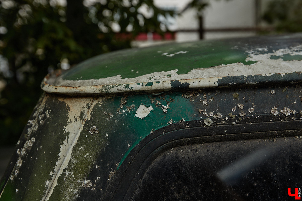 Артем Зинин коллекционирует советские запорожцы разных лет выпуска. Сейчас у него четыре легендарных автомобиля. Как минимум два из них он постоянно эксплуатирует. Длина пути не смущает: на малолитражках владимирец путешествовал в Крым, а в этом году доехал до Минска. И везде его машины с ревущим мотором в центре внимания.