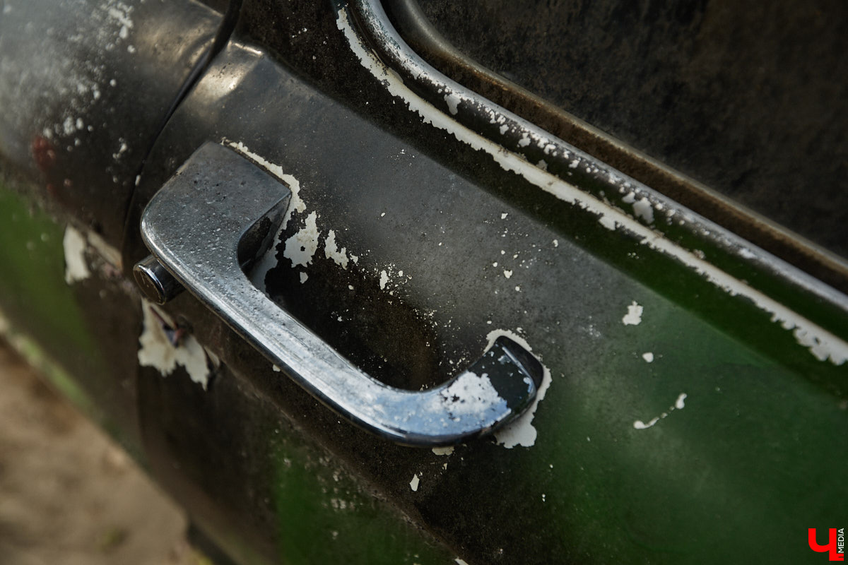 Артем Зинин коллекционирует советские запорожцы разных лет выпуска. Сейчас у него четыре легендарных автомобиля. Как минимум два из них он постоянно эксплуатирует. Длина пути не смущает: на малолитражках владимирец путешествовал в Крым, а в этом году доехал до Минска. И везде его машины с ревущим мотором в центре внимания.