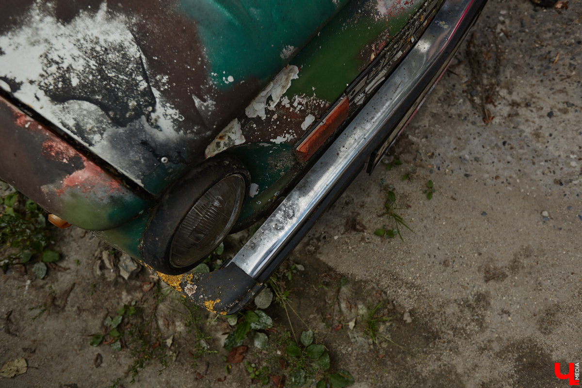 Артем Зинин коллекционирует советские запорожцы разных лет выпуска. Сейчас у него четыре легендарных автомобиля. Как минимум два из них он постоянно эксплуатирует. Длина пути не смущает: на малолитражках владимирец путешествовал в Крым, а в этом году доехал до Минска. И везде его машины с ревущим мотором в центре внимания.