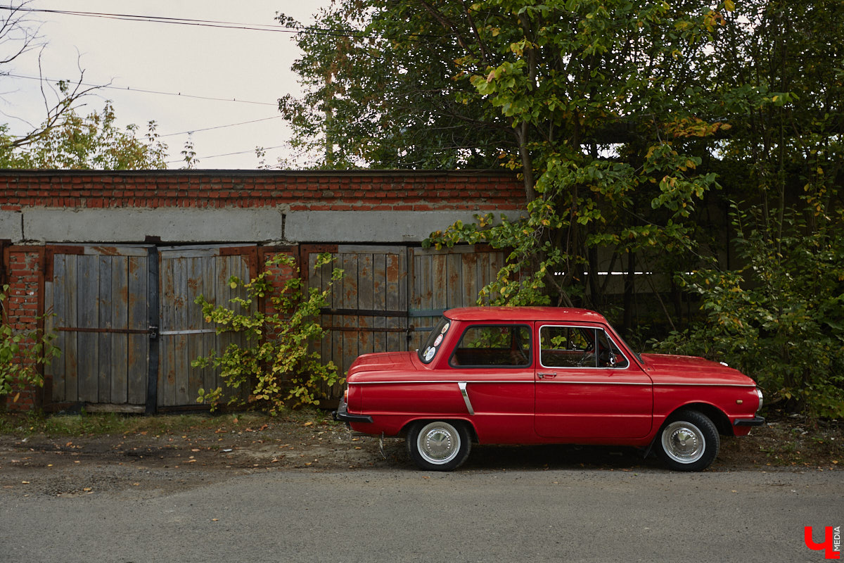 Артем Зинин коллекционирует советские запорожцы разных лет выпуска. Сейчас у него четыре легендарных автомобиля. Как минимум два из них он постоянно эксплуатирует. Длина пути не смущает: на малолитражках владимирец путешествовал в Крым, а в этом году доехал до Минска. И везде его машины с ревущим мотором в центре внимания.