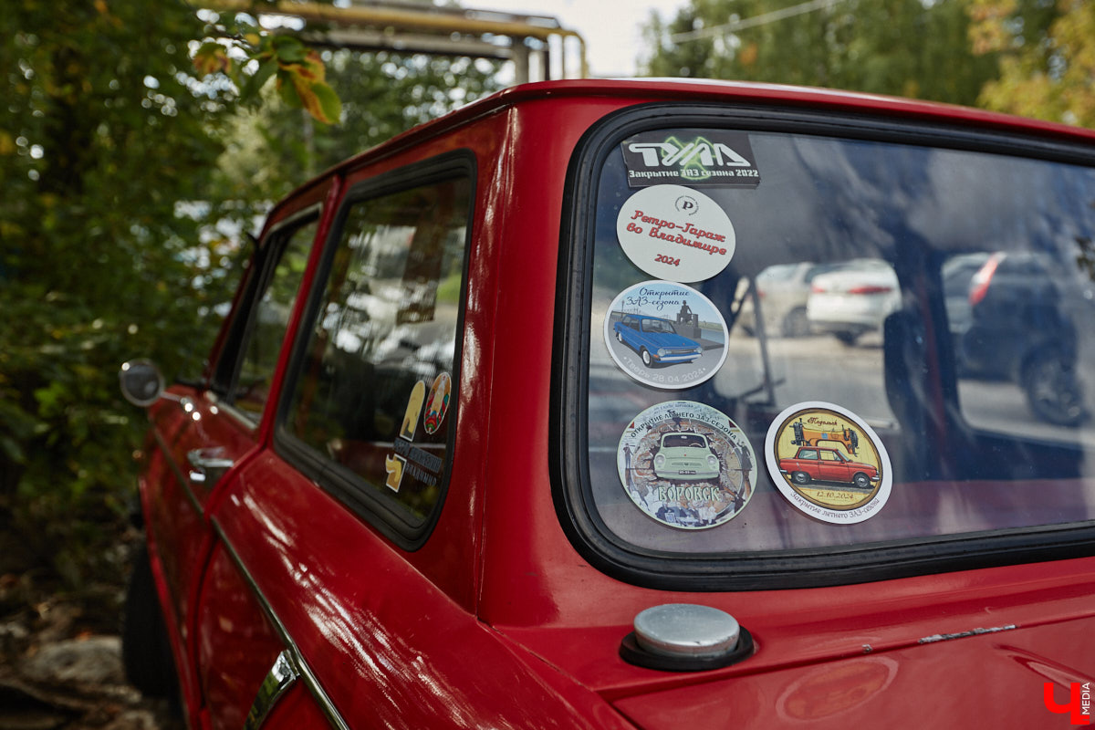 Артем Зинин коллекционирует советские запорожцы разных лет выпуска. Сейчас у него четыре легендарных автомобиля. Как минимум два из них он постоянно эксплуатирует. Длина пути не смущает: на малолитражках владимирец путешествовал в Крым, а в этом году доехал до Минска. И везде его машины с ревущим мотором в центре внимания.