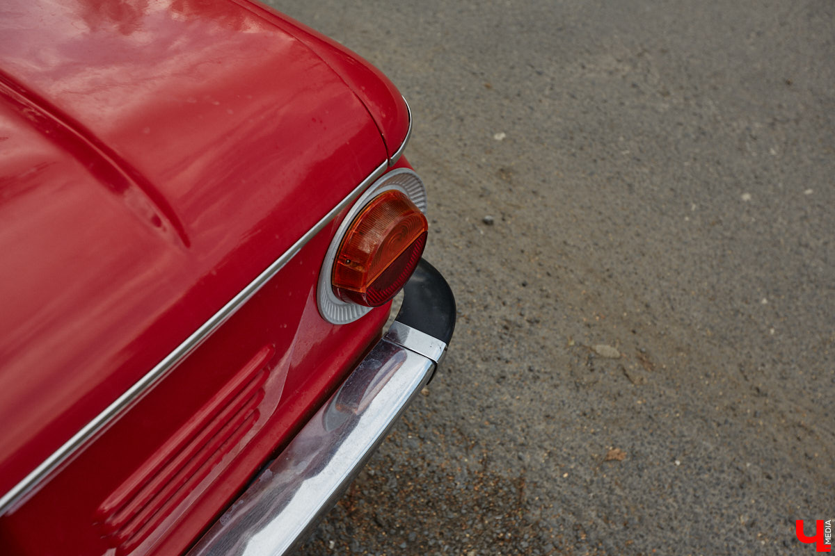 Артем Зинин коллекционирует советские запорожцы разных лет выпуска. Сейчас у него четыре легендарных автомобиля. Как минимум два из них он постоянно эксплуатирует. Длина пути не смущает: на малолитражках владимирец путешествовал в Крым, а в этом году доехал до Минска. И везде его машины с ревущим мотором в центре внимания.