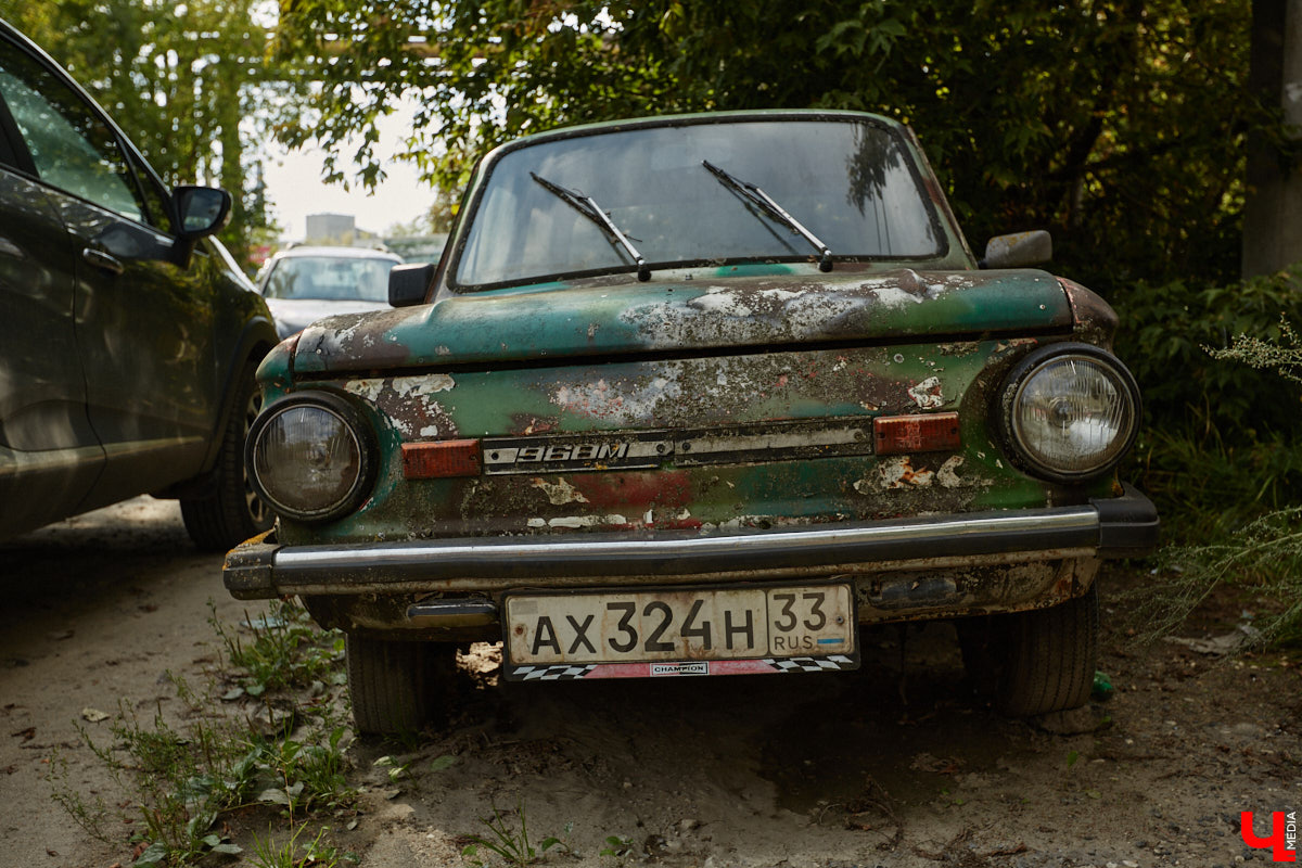 Артем Зинин коллекционирует советские запорожцы разных лет выпуска. Сейчас у него четыре легендарных автомобиля. Как минимум два из них он постоянно эксплуатирует. Длина пути не смущает: на малолитражках владимирец путешествовал в Крым, а в этом году доехал до Минска. И везде его машины с ревущим мотором в центре внимания.