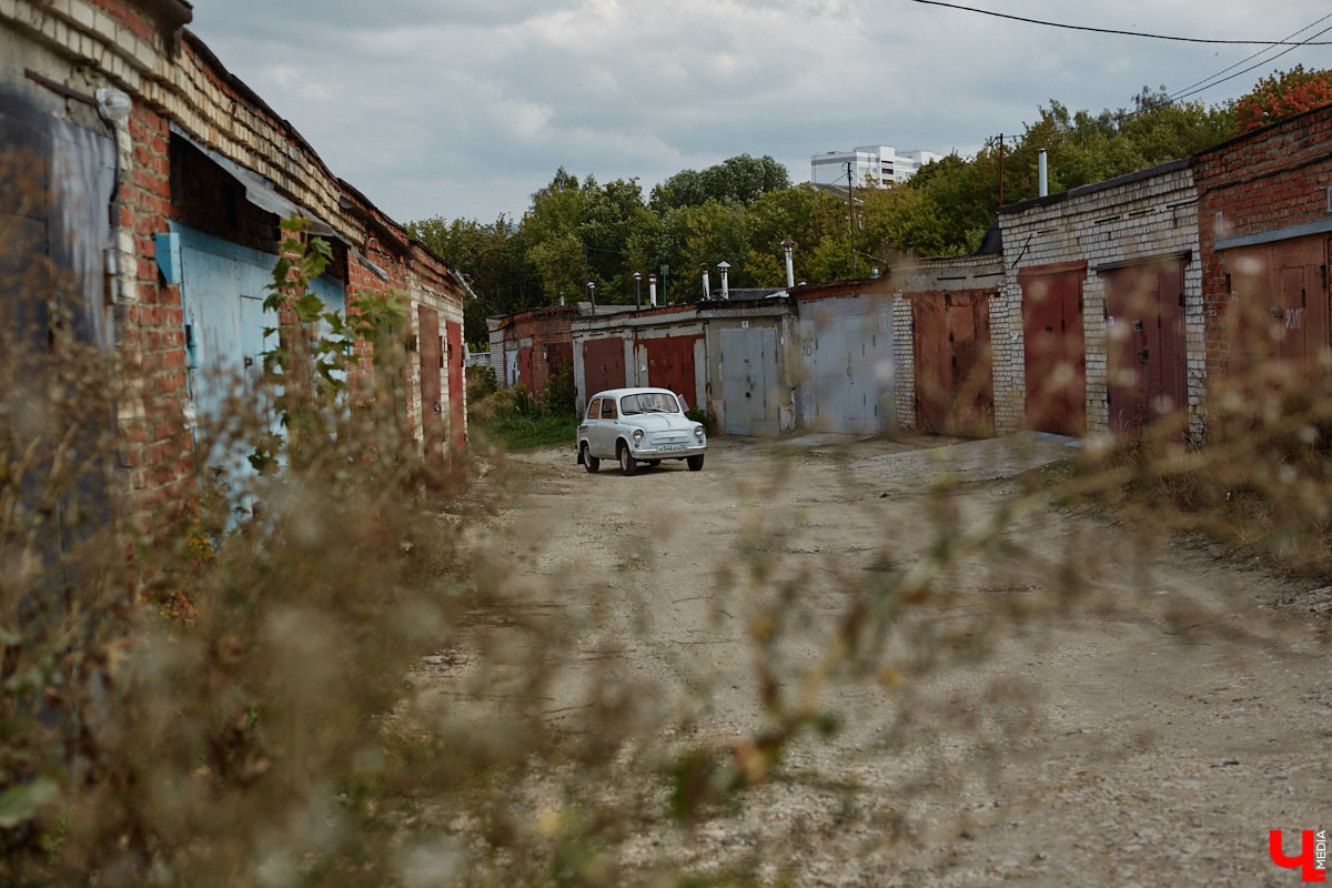 Артем Зинин коллекционирует советские запорожцы разных лет выпуска. Сейчас у него четыре легендарных автомобиля. Как минимум два из них он постоянно эксплуатирует. Длина пути не смущает: на малолитражках владимирец путешествовал в Крым, а в этом году доехал до Минска. И везде его машины с ревущим мотором в центре внимания.