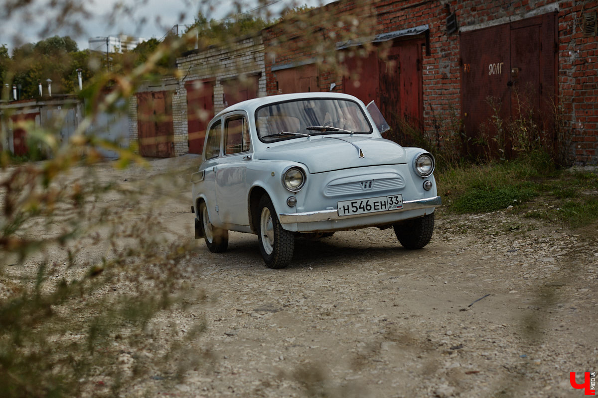 Артем Зинин коллекционирует советские запорожцы разных лет выпуска. Сейчас у него четыре легендарных автомобиля. Как минимум два из них он постоянно эксплуатирует. Длина пути не смущает: на малолитражках владимирец путешествовал в Крым, а в этом году доехал до Минска. И везде его машины с ревущим мотором в центре внимания.