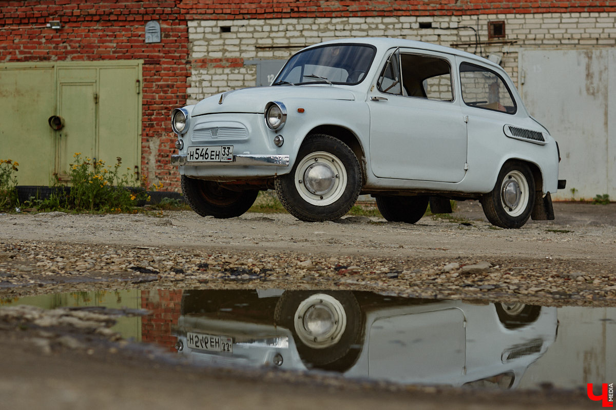 Артем Зинин коллекционирует советские запорожцы разных лет выпуска. Сейчас у него четыре легендарных автомобиля. Как минимум два из них он постоянно эксплуатирует. Длина пути не смущает: на малолитражках владимирец путешествовал в Крым, а в этом году доехал до Минска. И везде его машины с ревущим мотором в центре внимания.