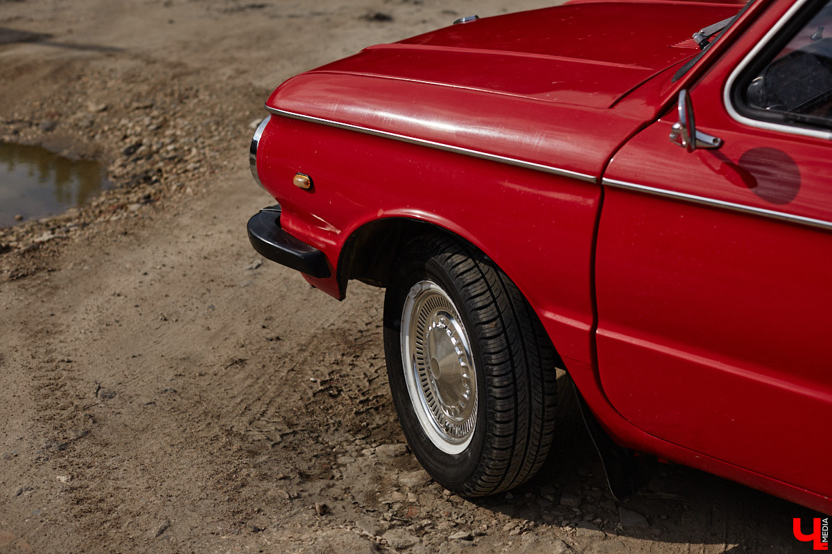 Артем Зинин коллекционирует советские запорожцы разных лет выпуска. Сейчас у него четыре легендарных автомобиля. Как минимум два из них он постоянно эксплуатирует. Длина пути не смущает: на малолитражках владимирец путешествовал в Крым, а в этом году доехал до Минска. И везде его машины с ревущим мотором в центре внимания.