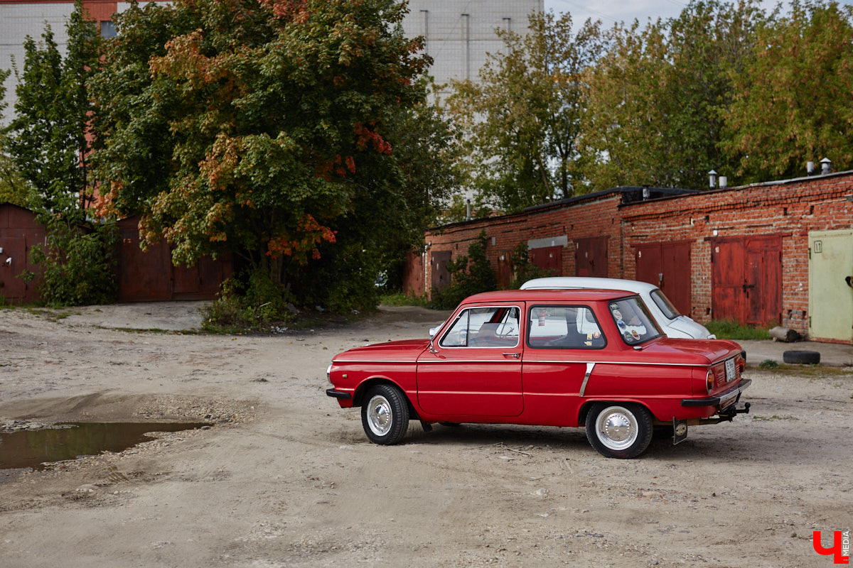 Артем Зинин коллекционирует советские запорожцы разных лет выпуска. Сейчас у него четыре легендарных автомобиля. Как минимум два из них он постоянно эксплуатирует. Длина пути не смущает: на малолитражках владимирец путешествовал в Крым, а в этом году доехал до Минска. И везде его машины с ревущим мотором в центре внимания.
