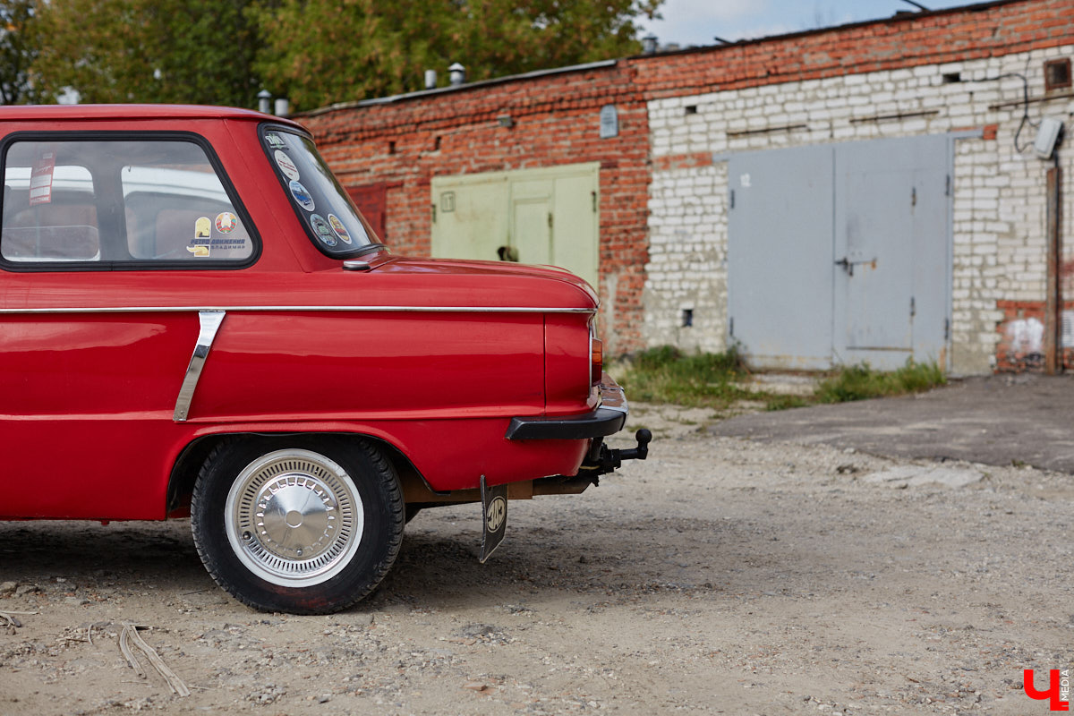 Артем Зинин коллекционирует советские запорожцы разных лет выпуска. Сейчас у него четыре легендарных автомобиля. Как минимум два из них он постоянно эксплуатирует. Длина пути не смущает: на малолитражках владимирец путешествовал в Крым, а в этом году доехал до Минска. И везде его машины с ревущим мотором в центре внимания.