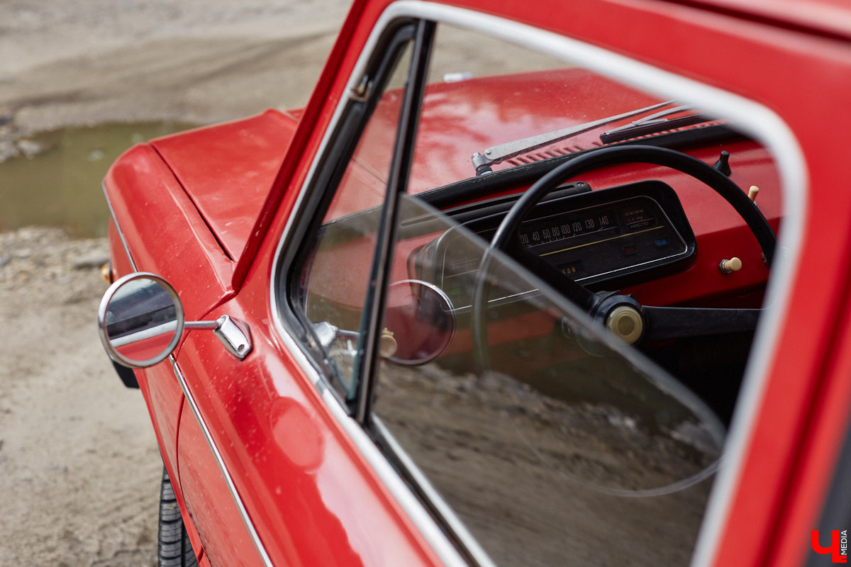 Артем Зинин коллекционирует советские запорожцы разных лет выпуска. Сейчас у него четыре легендарных автомобиля. Как минимум два из них он постоянно эксплуатирует. Длина пути не смущает: на малолитражках владимирец путешествовал в Крым, а в этом году доехал до Минска. И везде его машины с ревущим мотором в центре внимания.