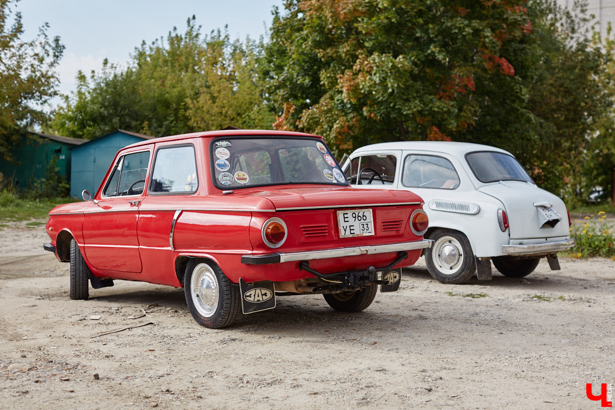 Артем Зинин коллекционирует советские запорожцы разных лет выпуска. Сейчас у него четыре легендарных автомобиля. Как минимум два из них он постоянно эксплуатирует. Длина пути не смущает: на малолитражках владимирец путешествовал в Крым, а в этом году доехал до Минска. И везде его машины с ревущим мотором в центре внимания.