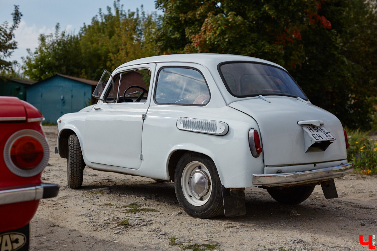 Артем Зинин коллекционирует советские запорожцы разных лет выпуска. Сейчас у него четыре легендарных автомобиля. Как минимум два из них он постоянно эксплуатирует. Длина пути не смущает: на малолитражках владимирец путешествовал в Крым, а в этом году доехал до Минска. И везде его машины с ревущим мотором в центре внимания.