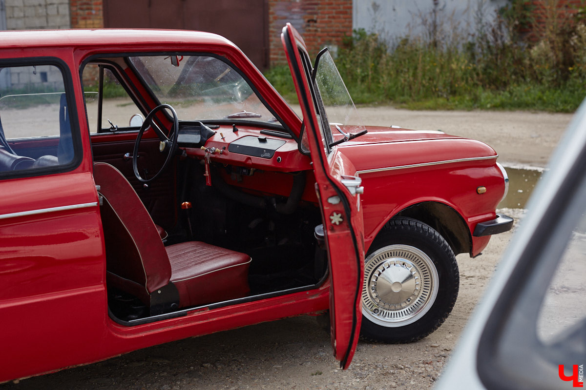 Артем Зинин коллекционирует советские запорожцы разных лет выпуска. Сейчас у него четыре легендарных автомобиля. Как минимум два из них он постоянно эксплуатирует. Длина пути не смущает: на малолитражках владимирец путешествовал в Крым, а в этом году доехал до Минска. И везде его машины с ревущим мотором в центре внимания.