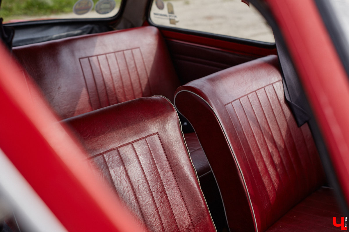 Артем Зинин коллекционирует советские запорожцы разных лет выпуска. Сейчас у него четыре легендарных автомобиля. Как минимум два из них он постоянно эксплуатирует. Длина пути не смущает: на малолитражках владимирец путешествовал в Крым, а в этом году доехал до Минска. И везде его машины с ревущим мотором в центре внимания.