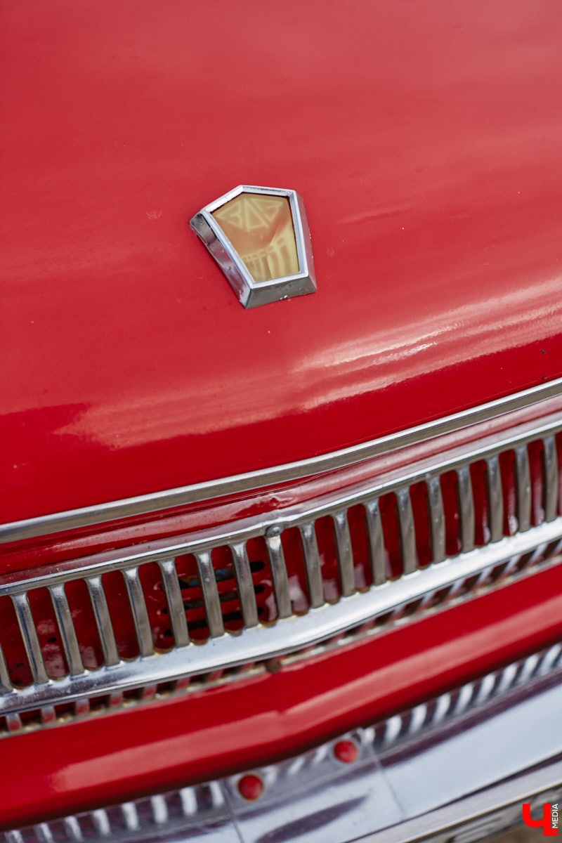 Артем Зинин коллекционирует советские запорожцы разных лет выпуска. Сейчас у него четыре легендарных автомобиля. Как минимум два из них он постоянно эксплуатирует. Длина пути не смущает: на малолитражках владимирец путешествовал в Крым, а в этом году доехал до Минска. И везде его машины с ревущим мотором в центре внимания.