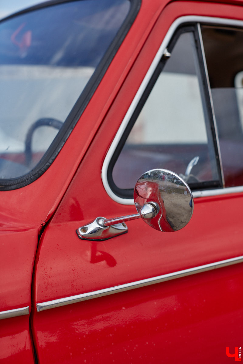 Артем Зинин коллекционирует советские запорожцы разных лет выпуска. Сейчас у него четыре легендарных автомобиля. Как минимум два из них он постоянно эксплуатирует. Длина пути не смущает: на малолитражках владимирец путешествовал в Крым, а в этом году доехал до Минска. И везде его машины с ревущим мотором в центре внимания.