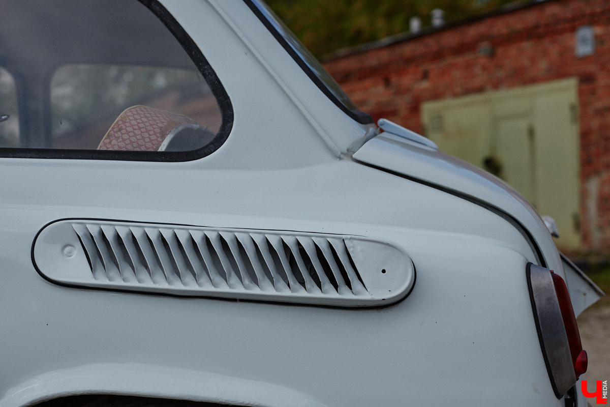 Артем Зинин коллекционирует советские запорожцы разных лет выпуска. Сейчас у него четыре легендарных автомобиля. Как минимум два из них он постоянно эксплуатирует. Длина пути не смущает: на малолитражках владимирец путешествовал в Крым, а в этом году доехал до Минска. И везде его машины с ревущим мотором в центре внимания.