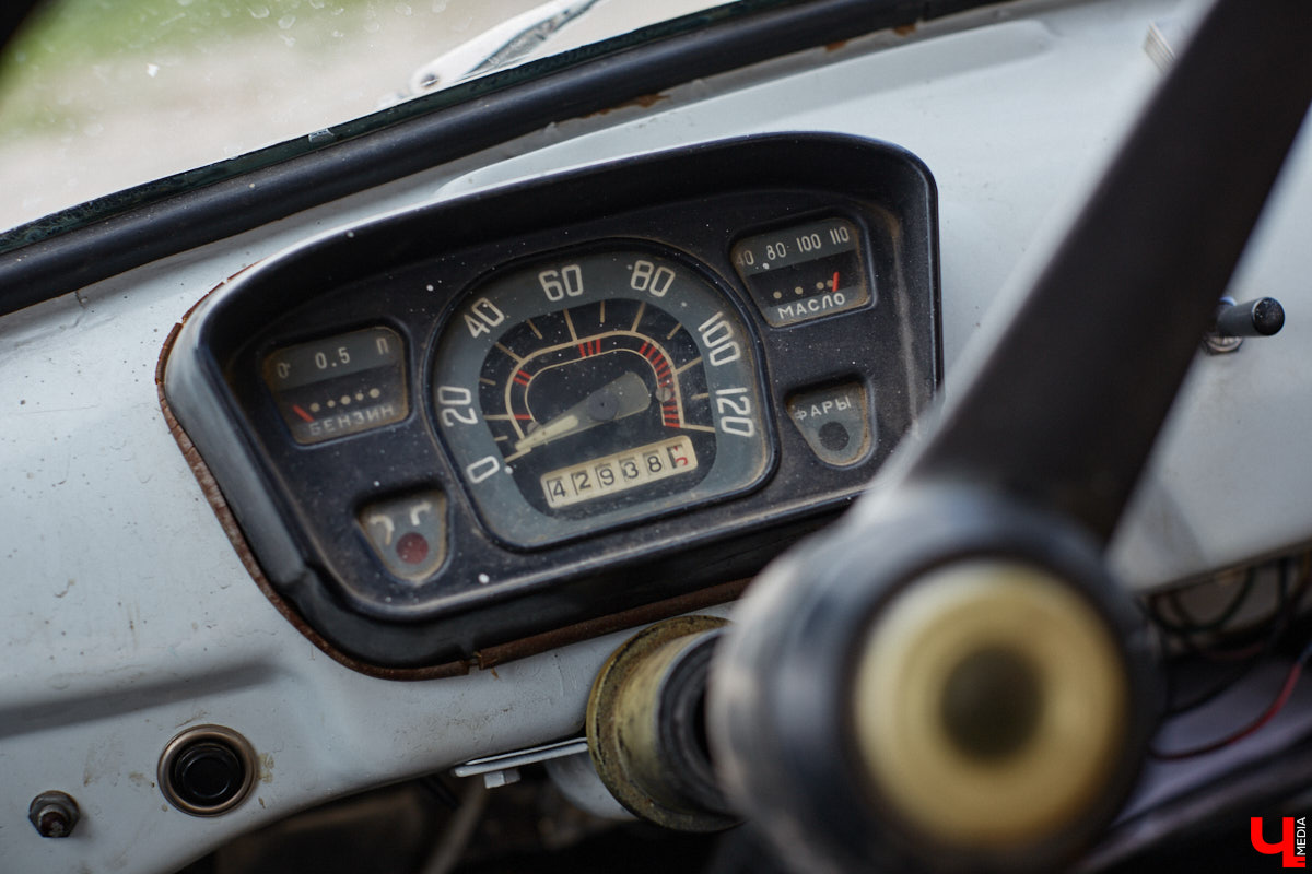 Артем Зинин коллекционирует советские запорожцы разных лет выпуска. Сейчас у него четыре легендарных автомобиля. Как минимум два из них он постоянно эксплуатирует. Длина пути не смущает: на малолитражках владимирец путешествовал в Крым, а в этом году доехал до Минска. И везде его машины с ревущим мотором в центре внимания.