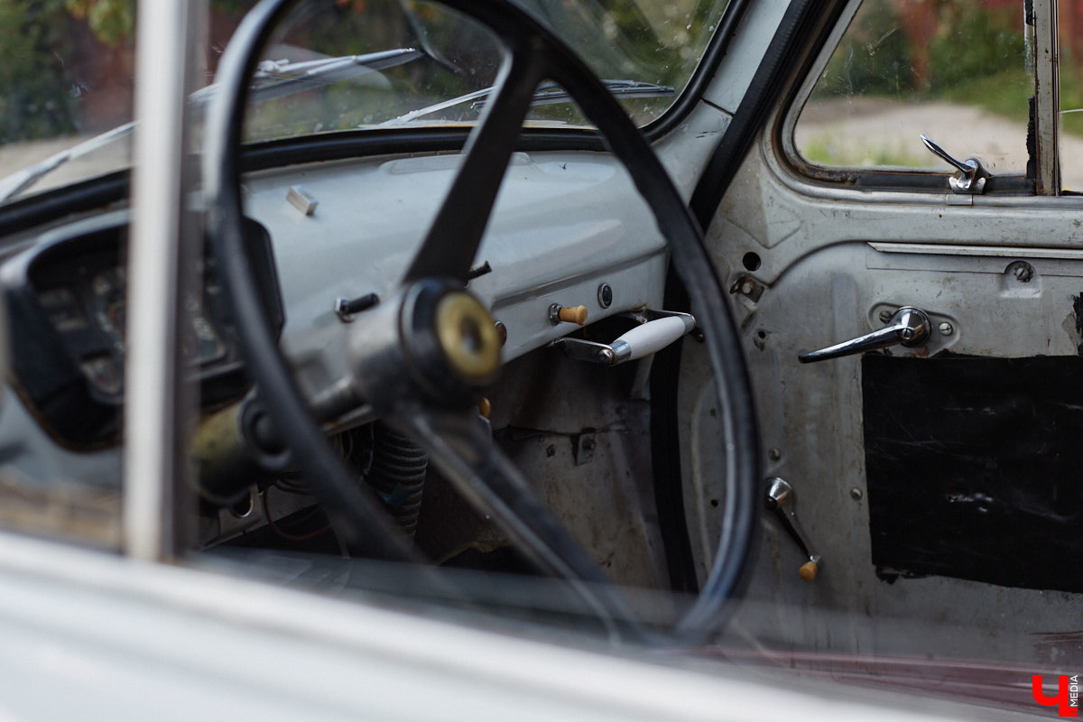 Артем Зинин коллекционирует советские запорожцы разных лет выпуска. Сейчас у него четыре легендарных автомобиля. Как минимум два из них он постоянно эксплуатирует. Длина пути не смущает: на малолитражках владимирец путешествовал в Крым, а в этом году доехал до Минска. И везде его машины с ревущим мотором в центре внимания.