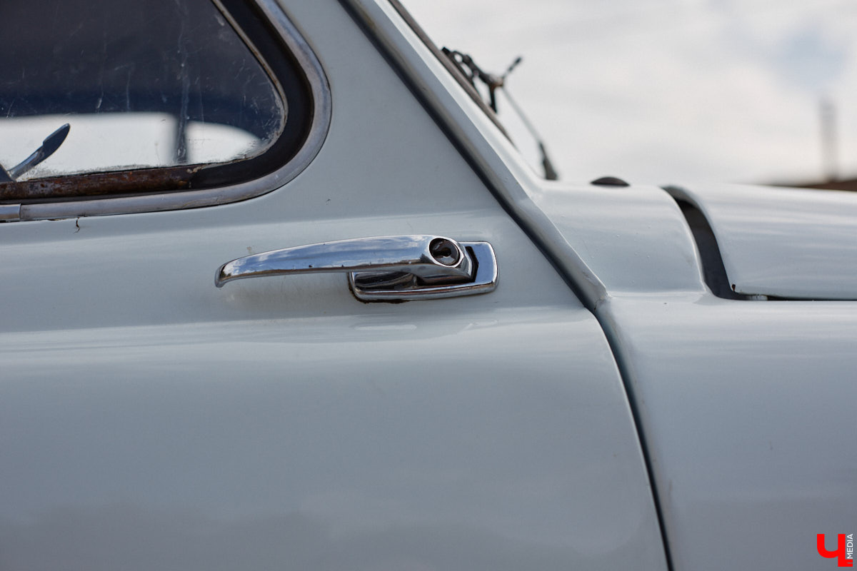 Артем Зинин коллекционирует советские запорожцы разных лет выпуска. Сейчас у него четыре легендарных автомобиля. Как минимум два из них он постоянно эксплуатирует. Длина пути не смущает: на малолитражках владимирец путешествовал в Крым, а в этом году доехал до Минска. И везде его машины с ревущим мотором в центре внимания.